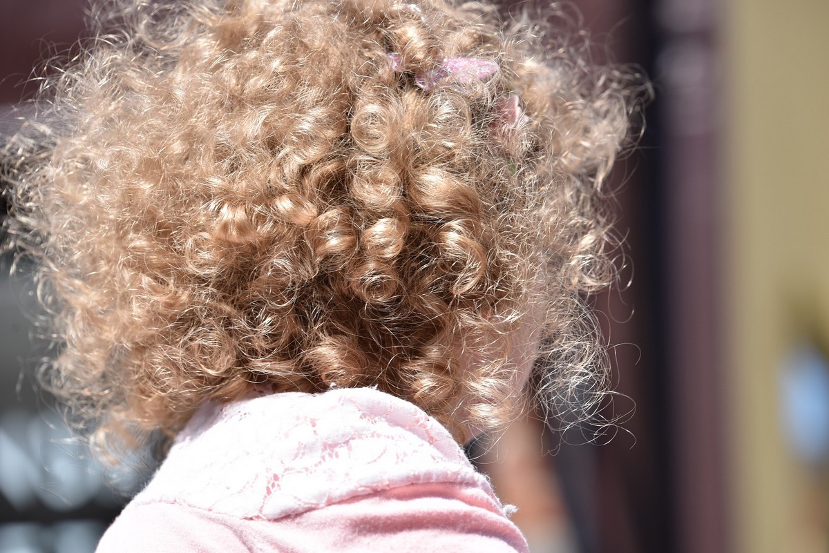 Enfant aux cheveux bouclés, frisés, comment les laver en douceur