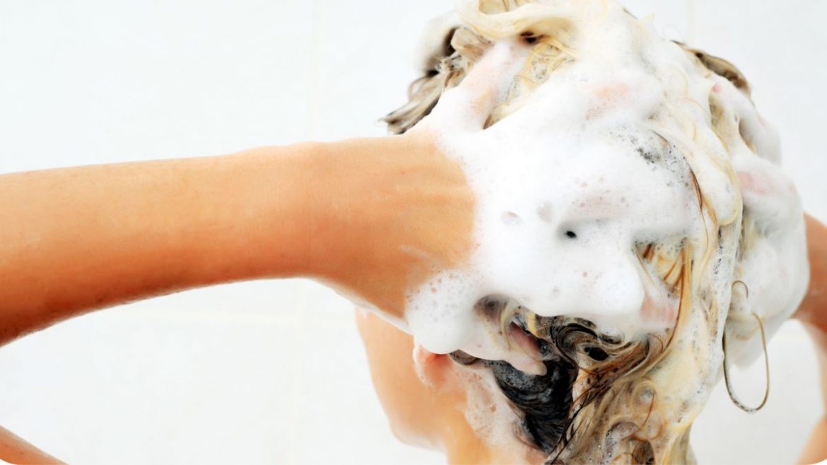 comment laver cheveux frises crepus curls essentielle