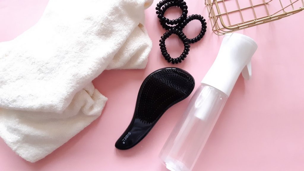 accessoires indispensables cheveux boucles frises