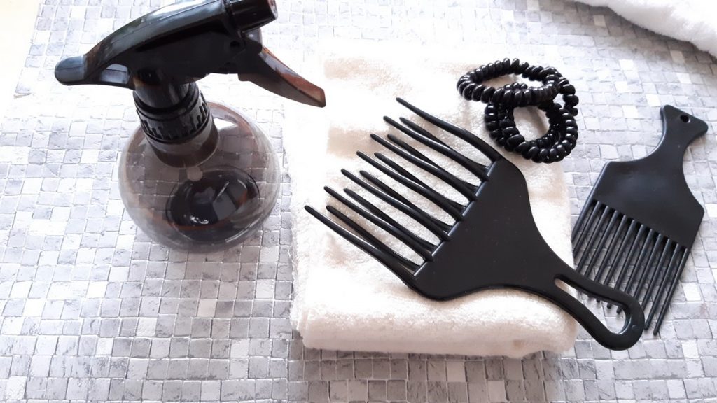 10 accessoires indispensables pour les cheveux crépus accessoires indispensables cheveux crepus curls essentielle
