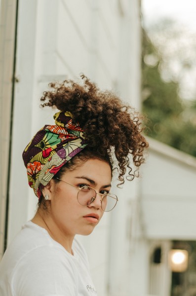 comment protéger ses cheveux bouclés la nuit