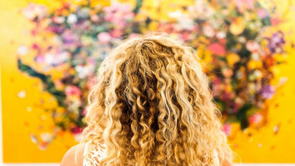 6 soins indispensables dans une routine pour cheveux bouclés soin indispensable routine cheveux boucles curls essentielle magazine
