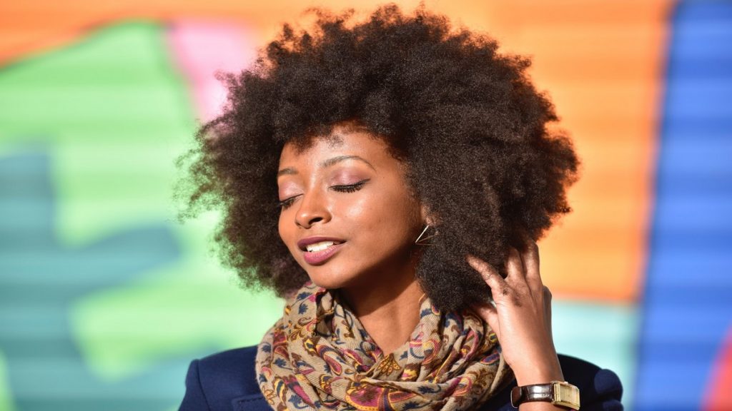 7 soins indispensables dans une routine pour cheveux crépus soin indispensable routine cheveux crepus afro curls essentielle