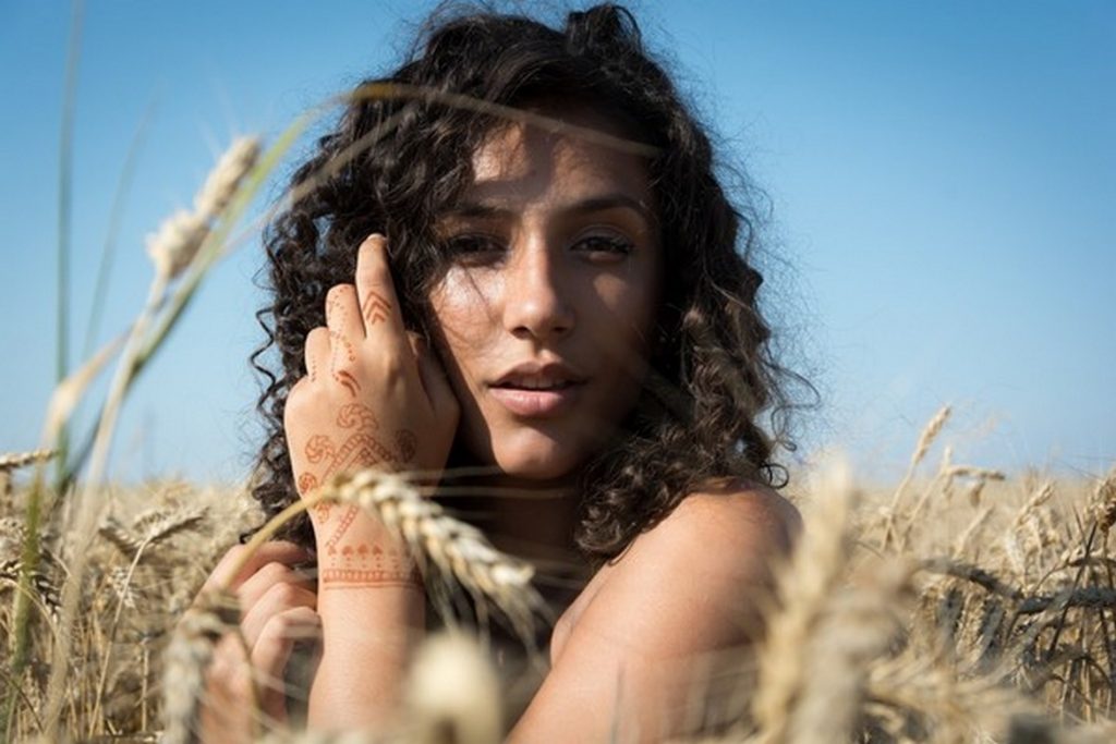 Pourquoi mes cheveux bouclés à crépus sont toujours secs