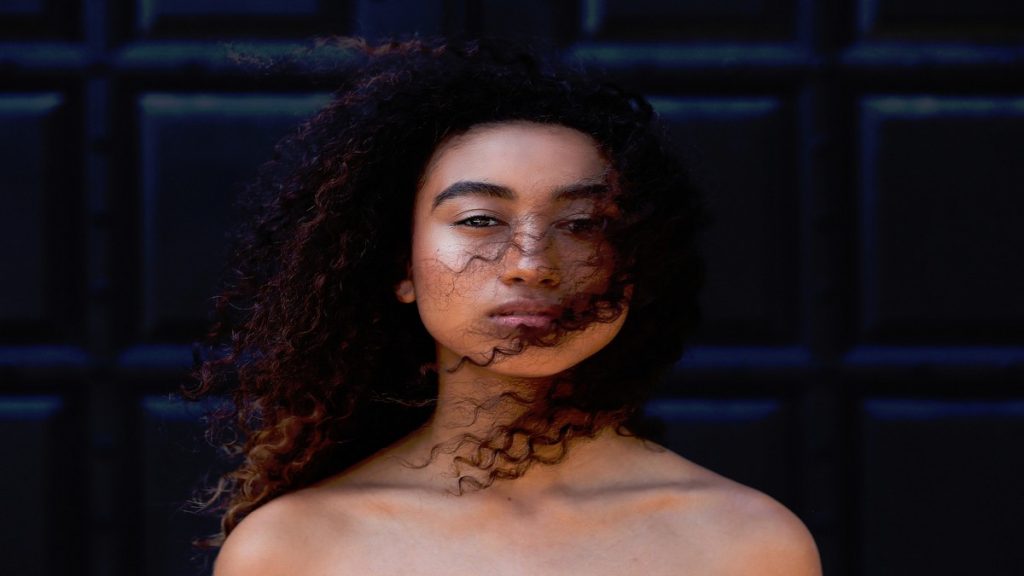 Quels soins pour les cheveux peu poreux ? quels soins pour cheveux boucles peu poreux faible porosite