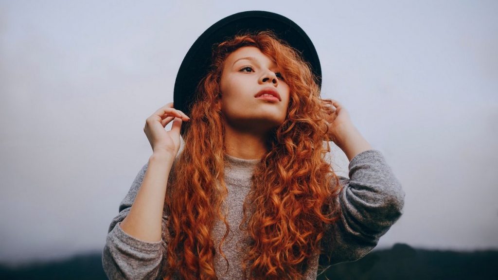 Cheveux bouclés, comment donner du volume aux racines ?