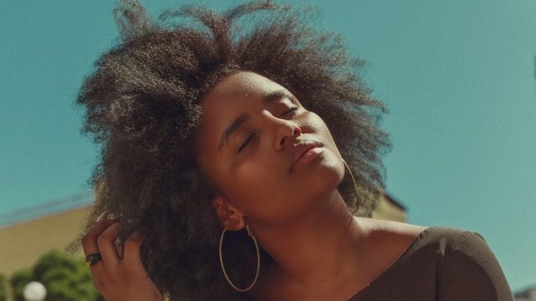 La méthode LOC ou LCO pour les cheveux frisés ou crépus hydratation methode loc cheveux crepus afro