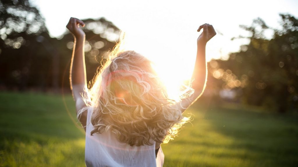Cheveux bouclés : Quelle routine adopter pendant l’été ? quelle routine cheveux boucles en été