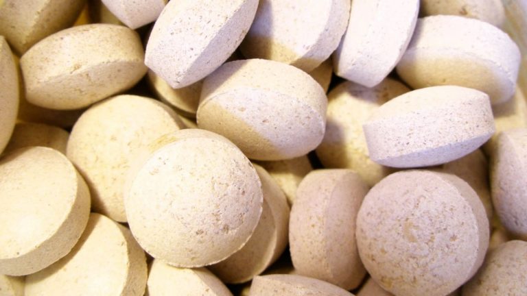 bienfaits levure de bière cheveux boucles crepus