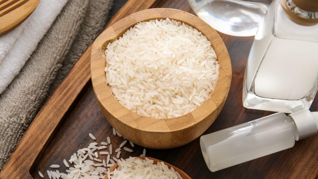 comment utiliser l'eau de riz sur les cheveux bouclés à crépus