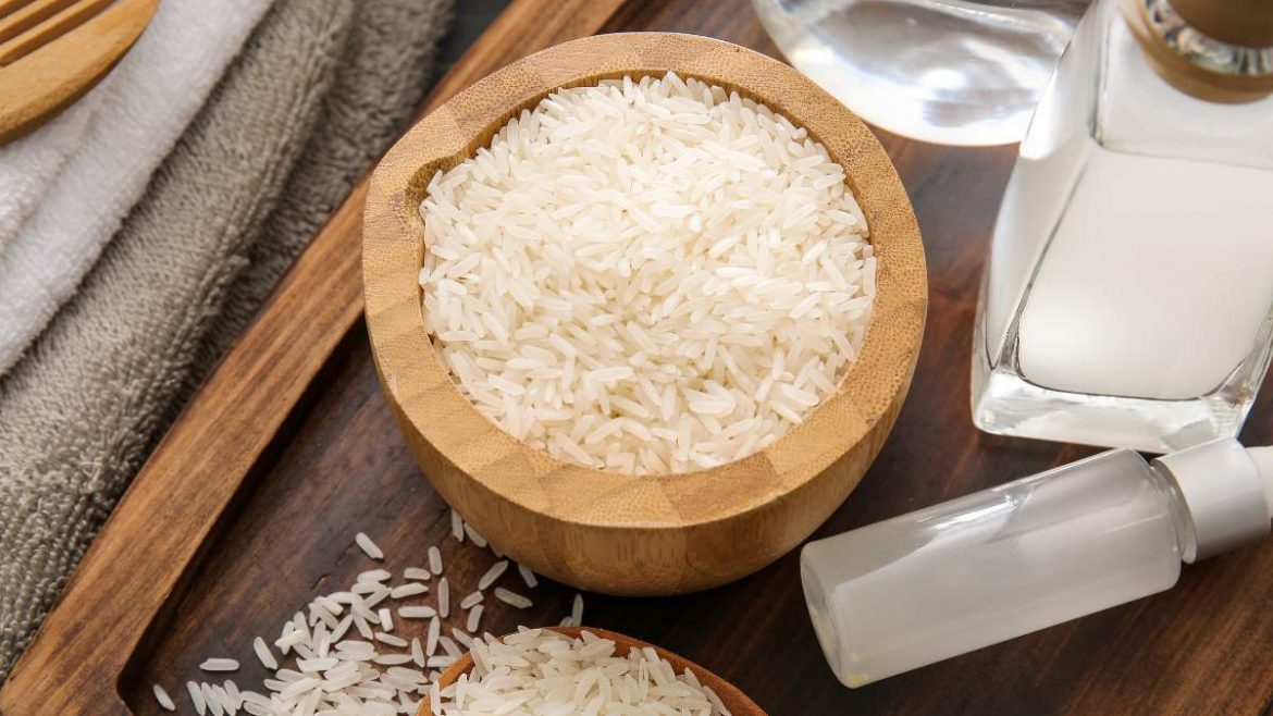 Les secrets de l’eau de riz pour les cheveux bouclés à crépus comment utiliser l'eau de riz sur les cheveux bouclés à crépus