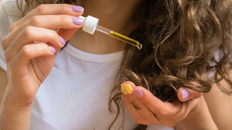 8 meilleures huiles végétales pour les cheveux bouclés meilleures huile pour les cheveux bouclés
